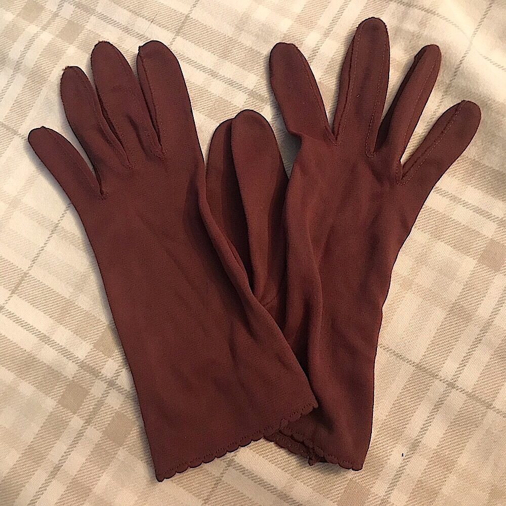 Vintage 1950s Womens Nylon Brown Scalloped Gloves